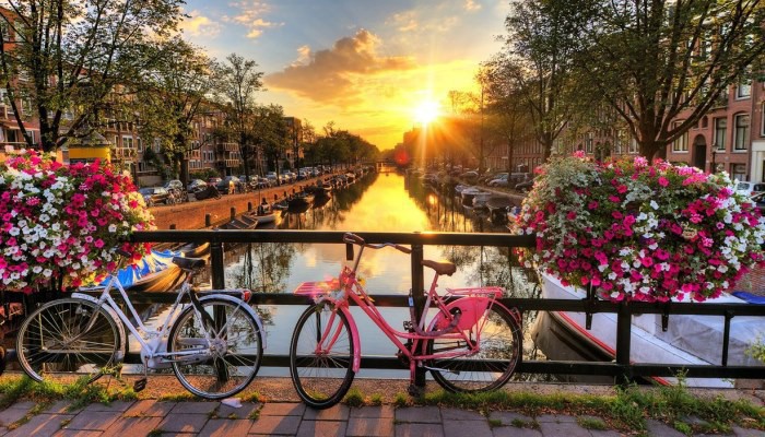 Amsterdam-canal-bikes