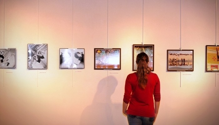 girl-at-an-art-gallery