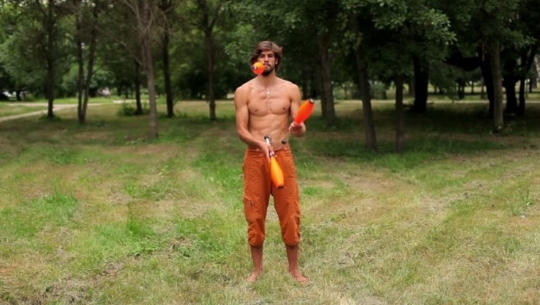 guy juggling