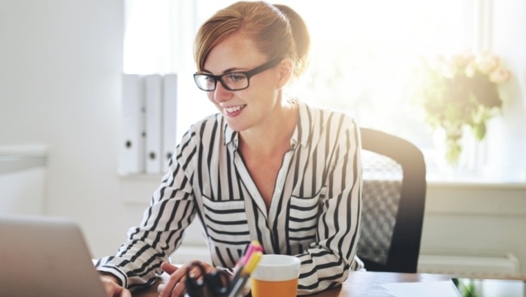 woman working on pc
