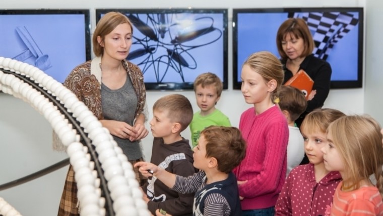 museum guide with children
